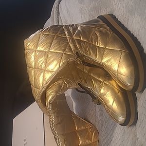 Sassy but Sexy. Cute Gold Size 7M Guess boots